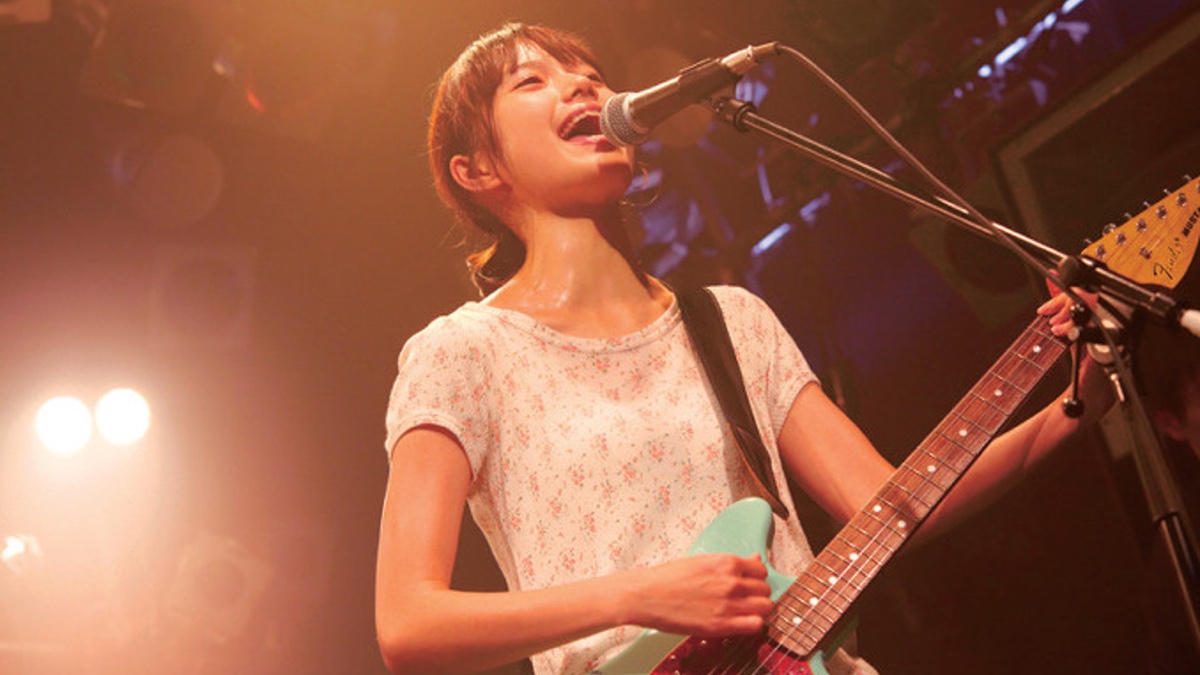 Solanin (2010) - Meiko singing with her guitar at the final live show